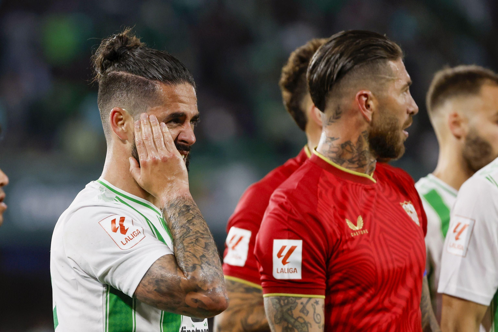 Isco Alarcón se lamenta de un golpe en la cara, junto a Sergio Ramos, en su reencuentro como rivales.