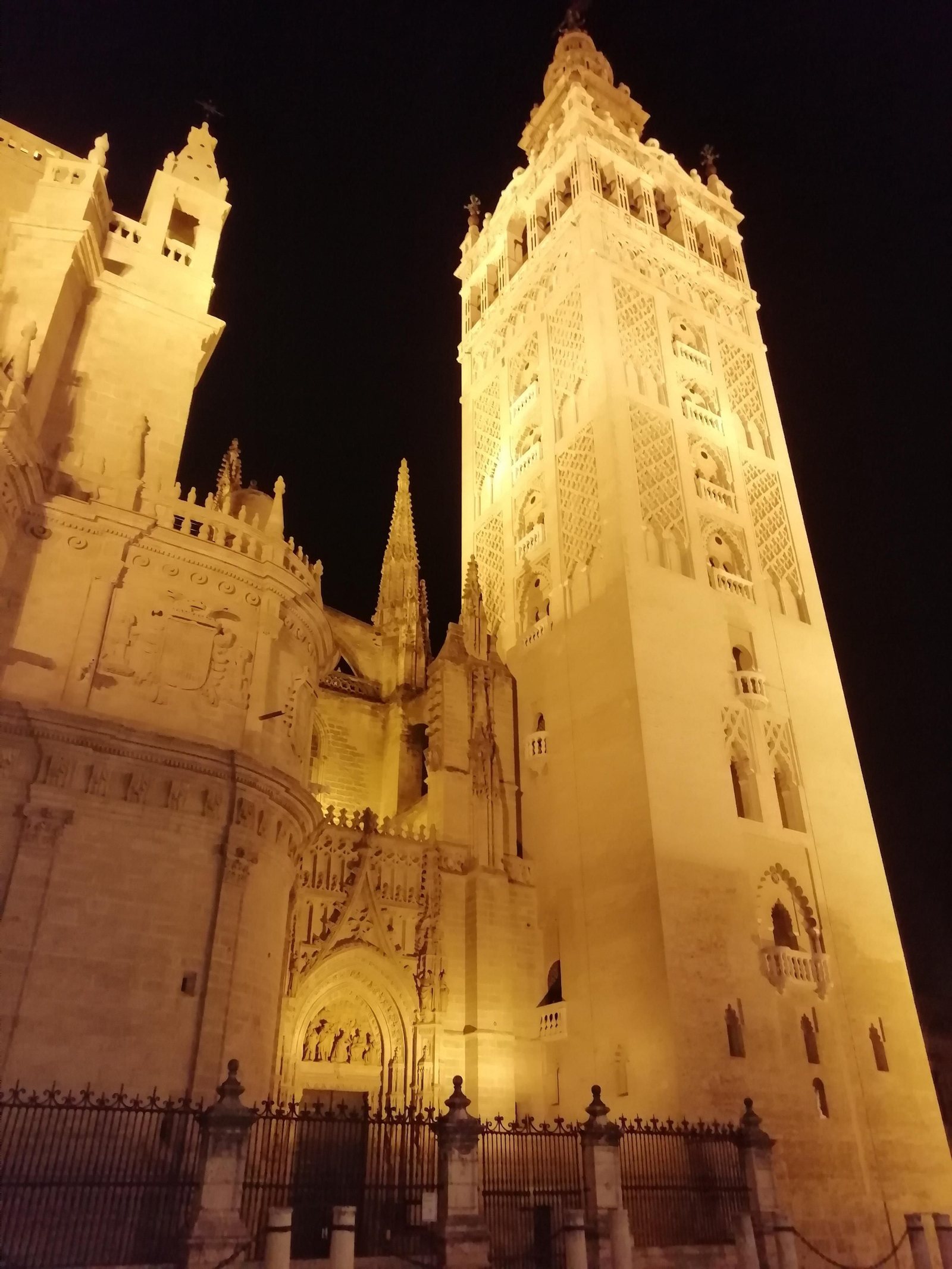 Así se revisan la Catedral de Sevilla y la Giralda desde las alturas