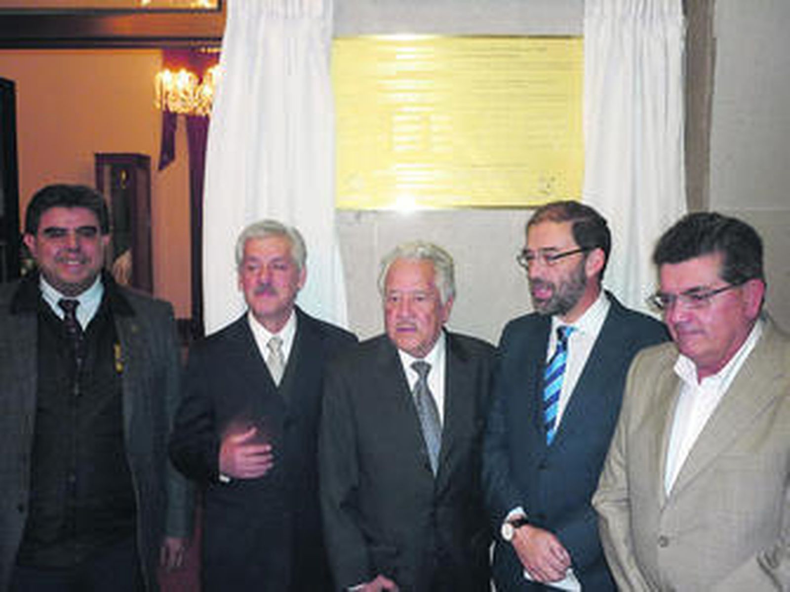 Ricardo García Cervantes, Antonio Tenorio, Fernando Santiago y José Luis García con la placa al fondo.