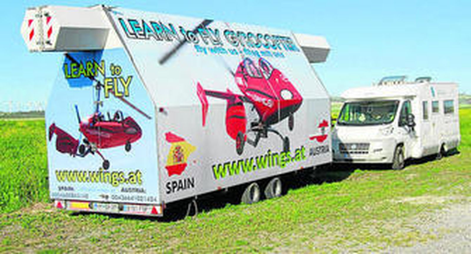 El remolque cuya sustracción ha denunciado el propietario y la autocaravana donde estaba durmiendo.