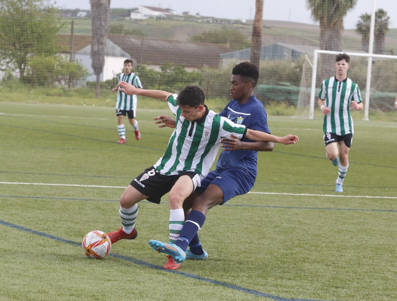 Mesa defiende un balón ante la presión de un jugador del Vázquez Cultural.