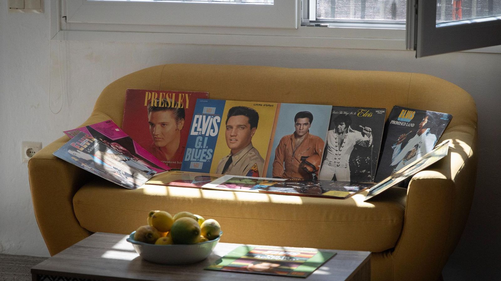 Discos de Elvis sobre un sofá.