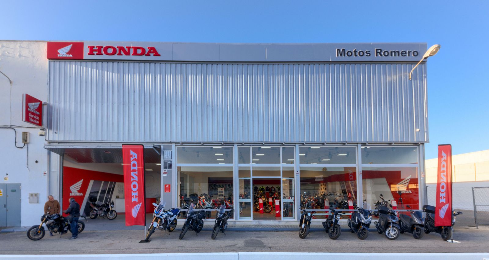 Fachada del nuevo concesionario de Motos Romero ubicado en la Calle de la minería de Jerez de la Frontera.
