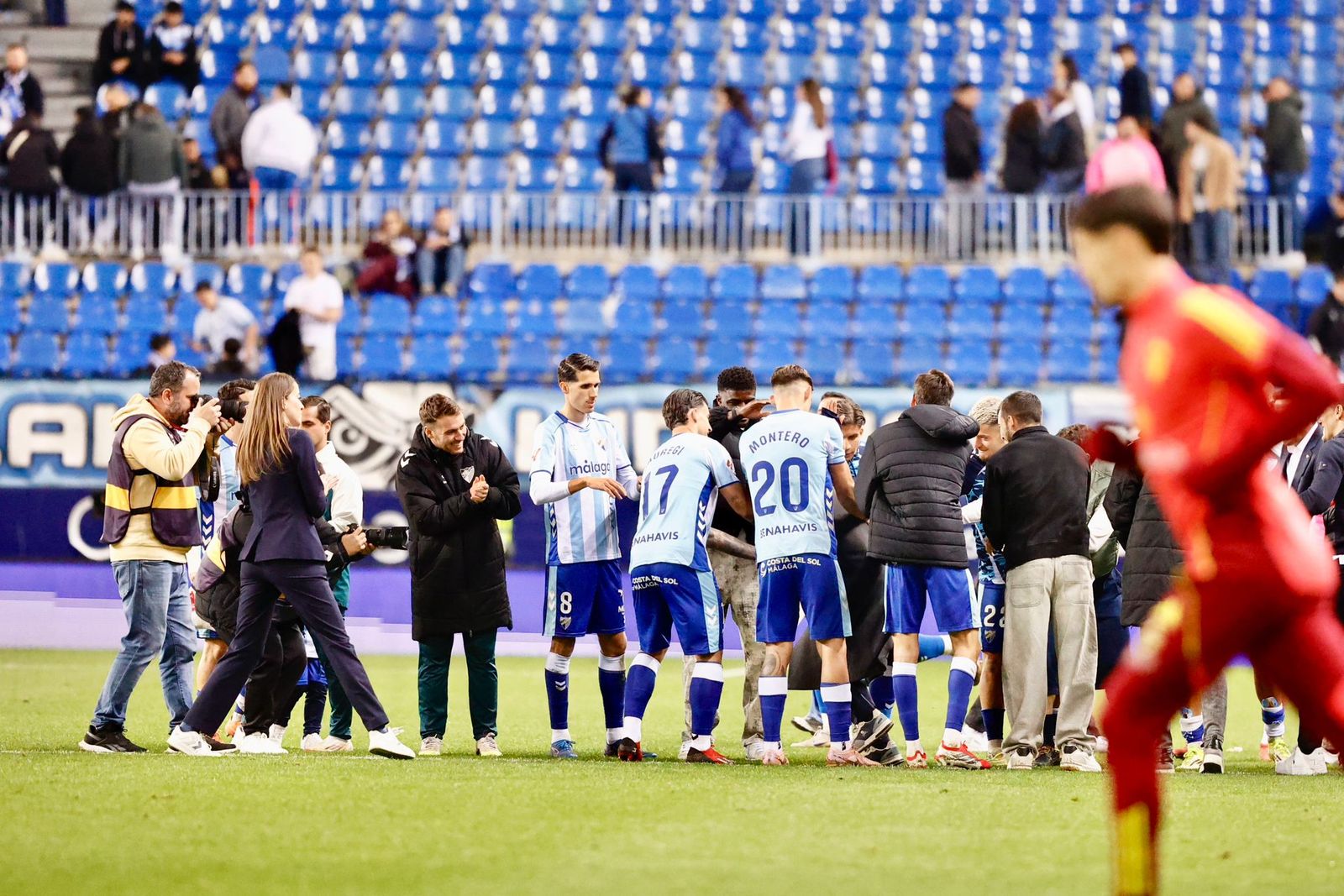 El homenaje de la plantilla del Málaga CF a Víctor Berbel, director de comunicación