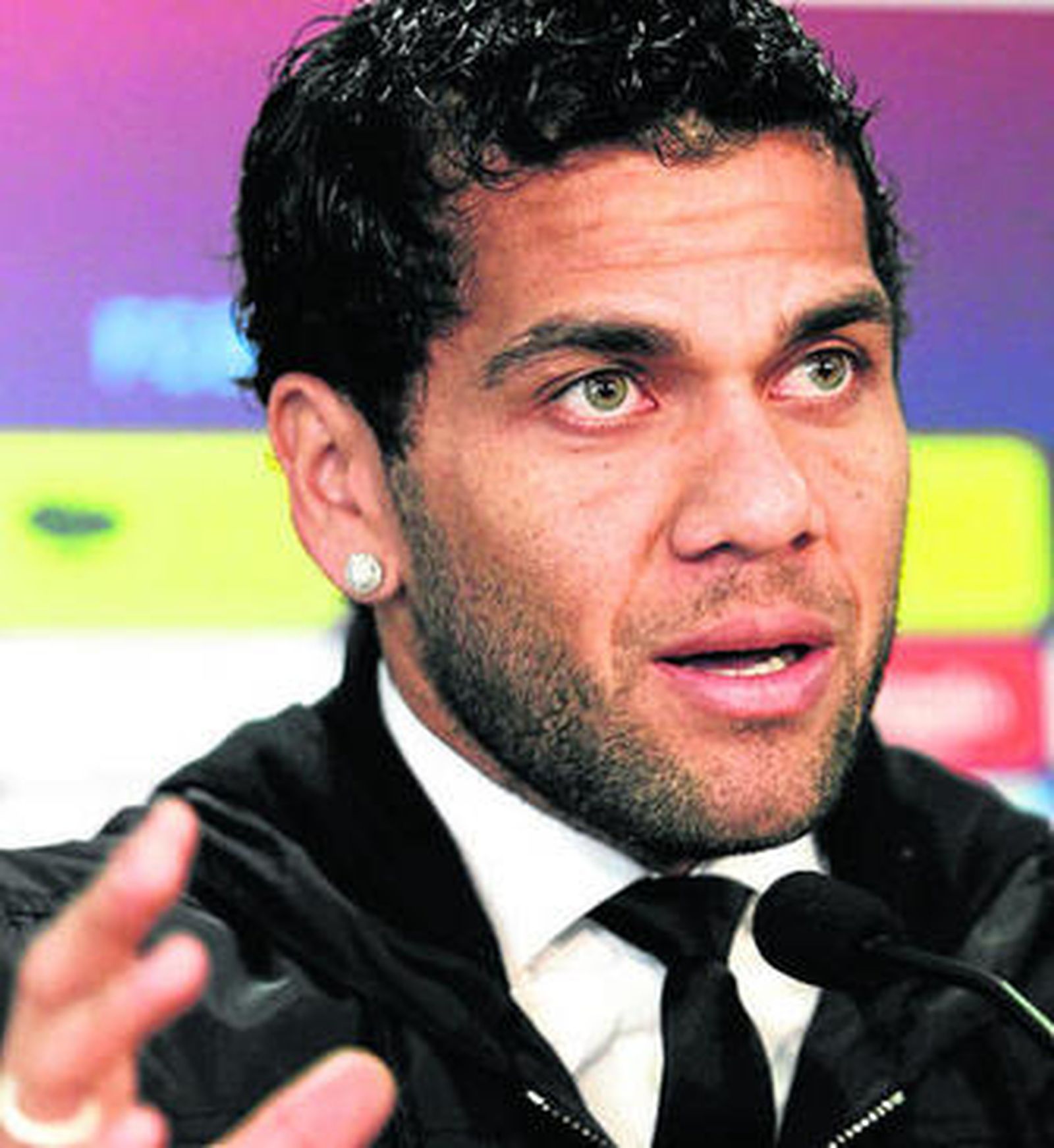 Dani Alves, durante la rueda de prensa de ayer.