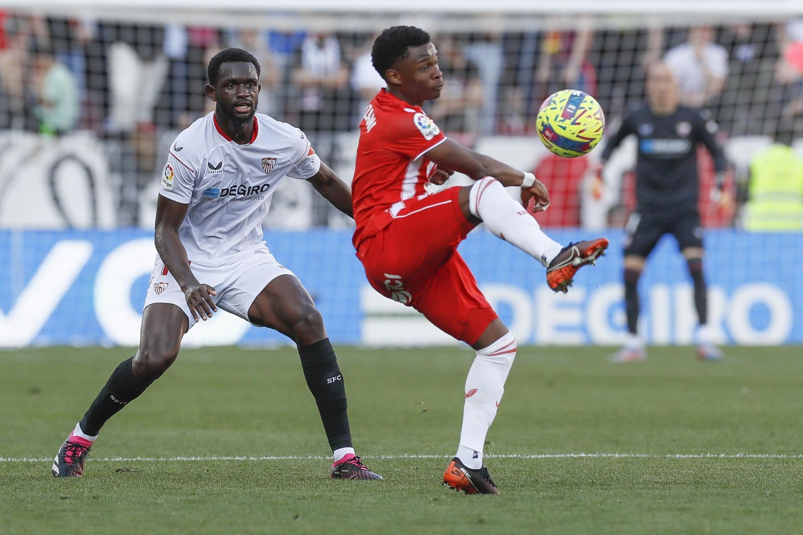 Ramazani intenta controlar un balón ante Nianzou