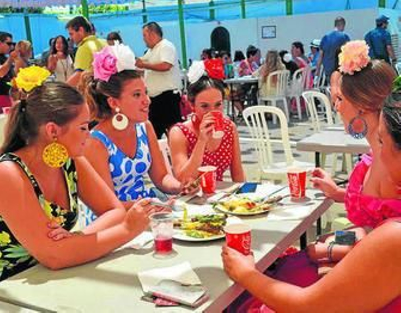 Unos caballistas pasean delante de la portada del Real Cortijo de Torres durante la Feria, ayer.