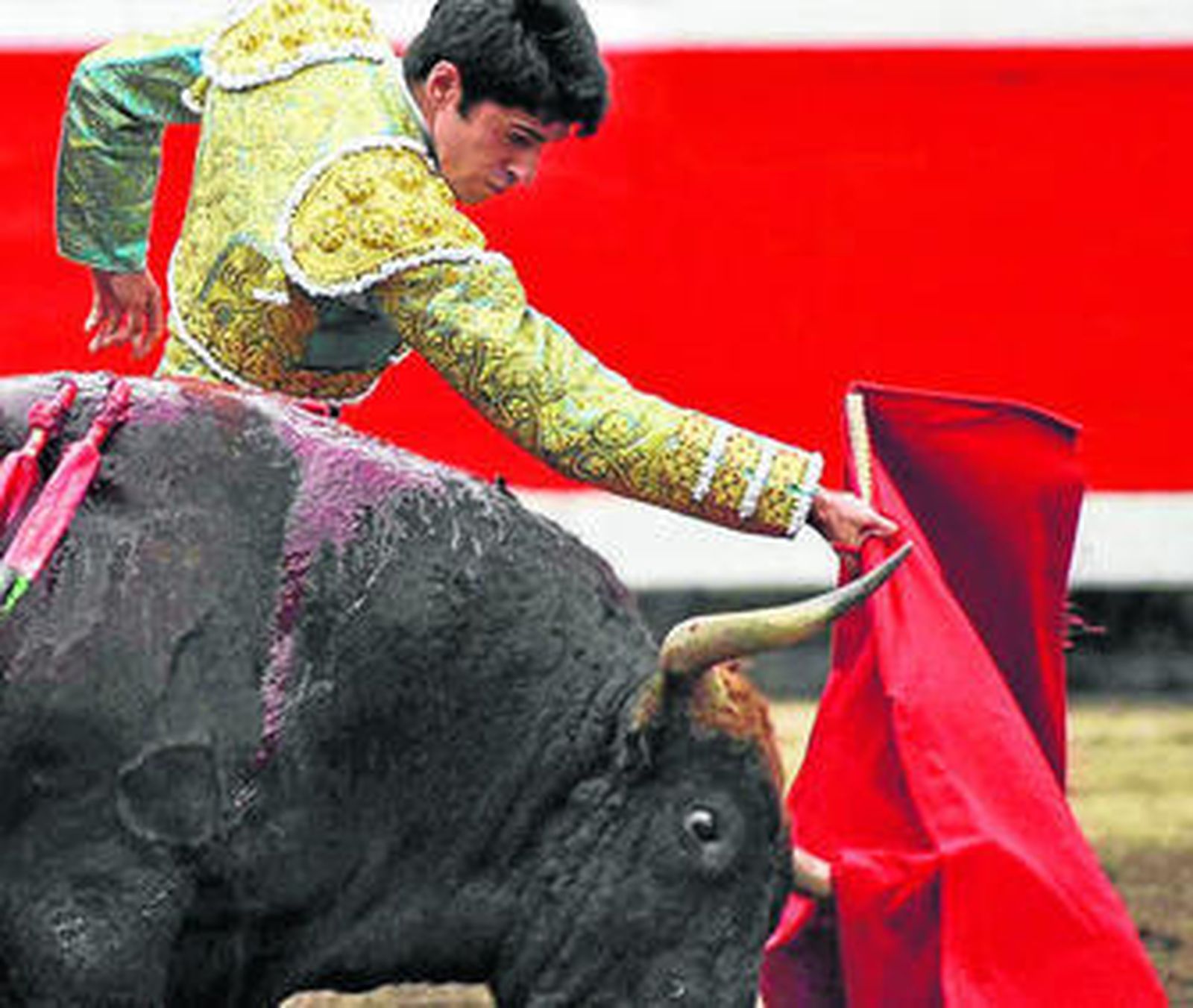 Talavante remata con el de pecho ayer en la plaza de Bilbao.