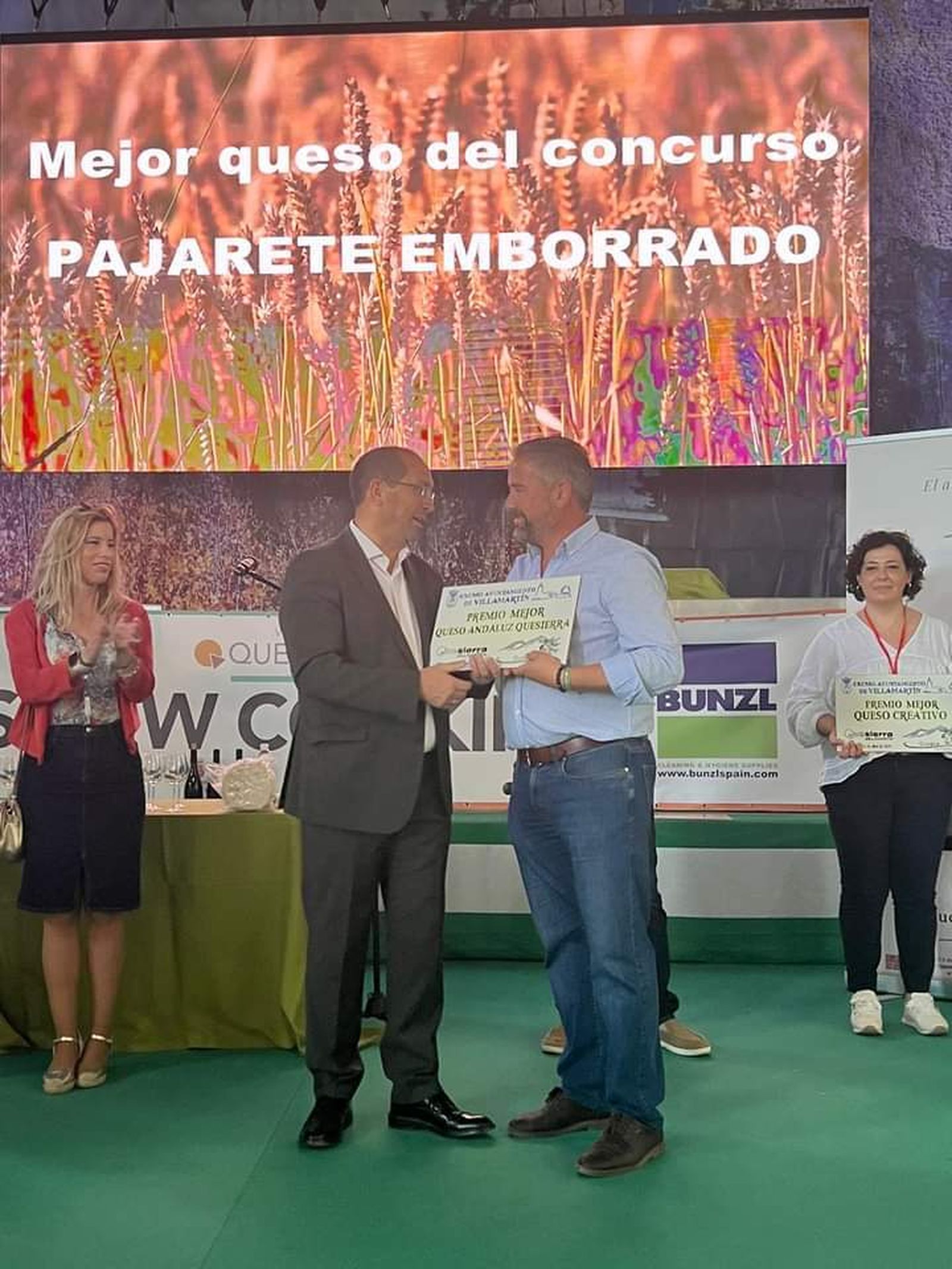 Entrega del diploma al queso ganador del concurso: Juan Luis Morales, alcalde de Villamartín, y José Luis Holgado, representante de la quesería Pajarete.