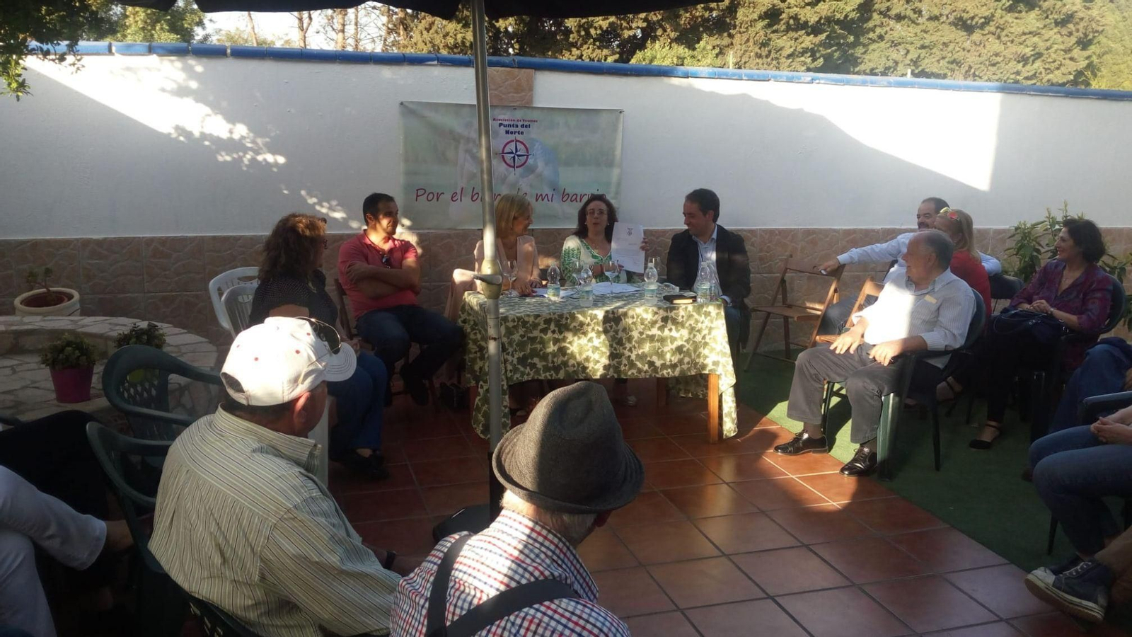 María José García-Pelayo, en una reunión con la presidenta Charo López y con los vecinos de Las Flores, en 2017.