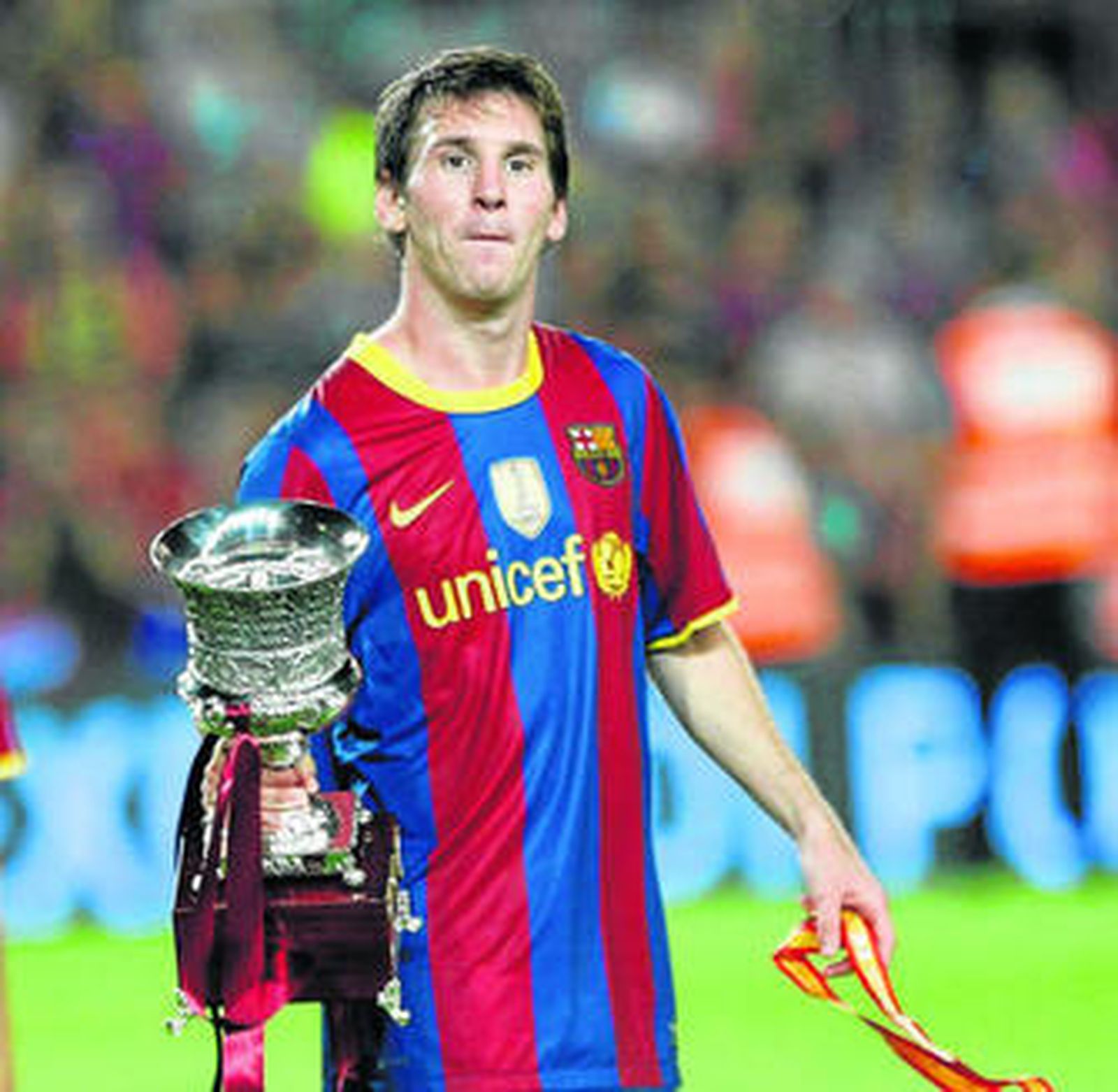 Leo Messi alza la Supercopa de España lograda el sábado.