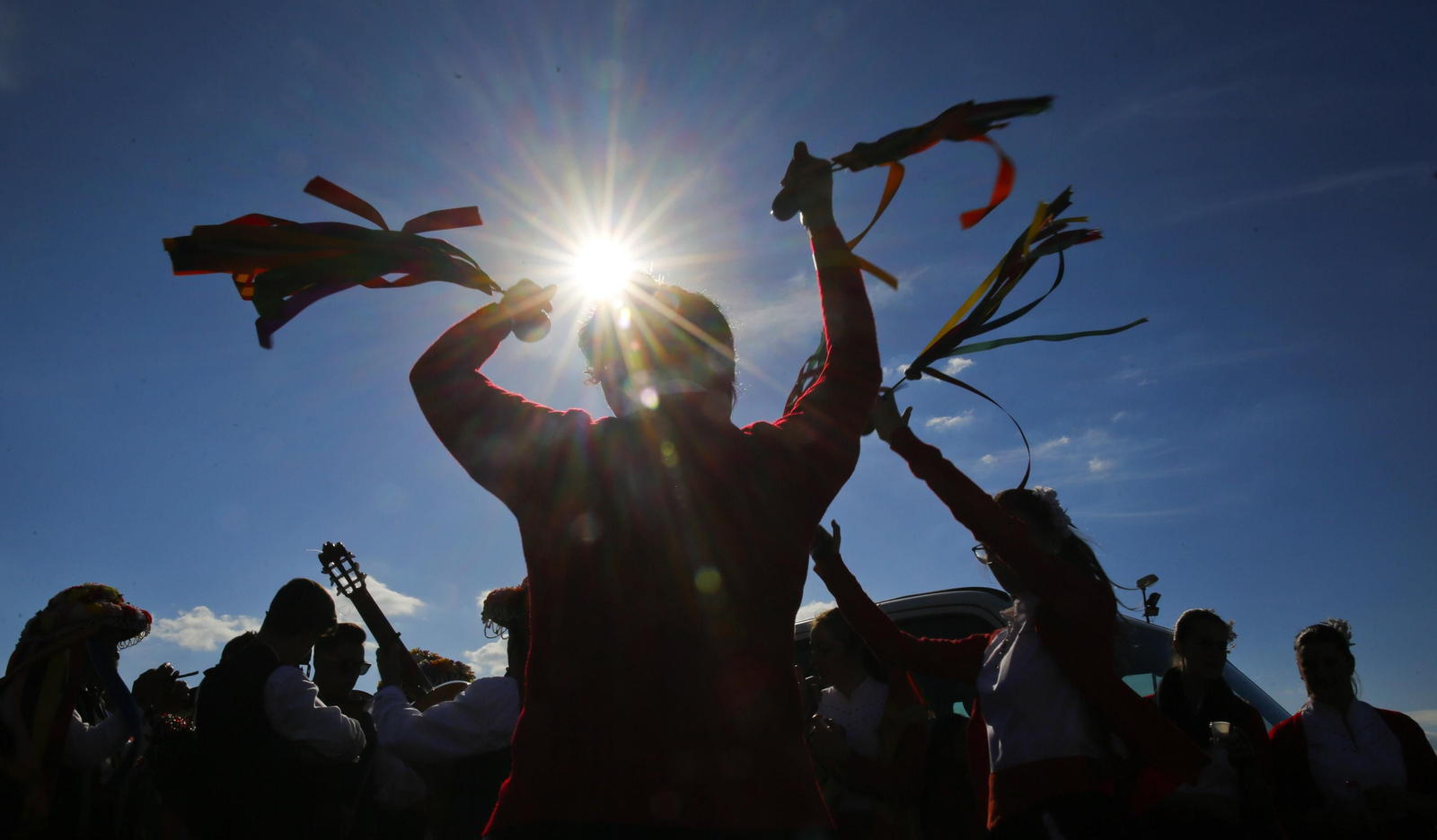 Una panda toca y baila verdiales en la Fiesta Mayor del 28 de diciembre.