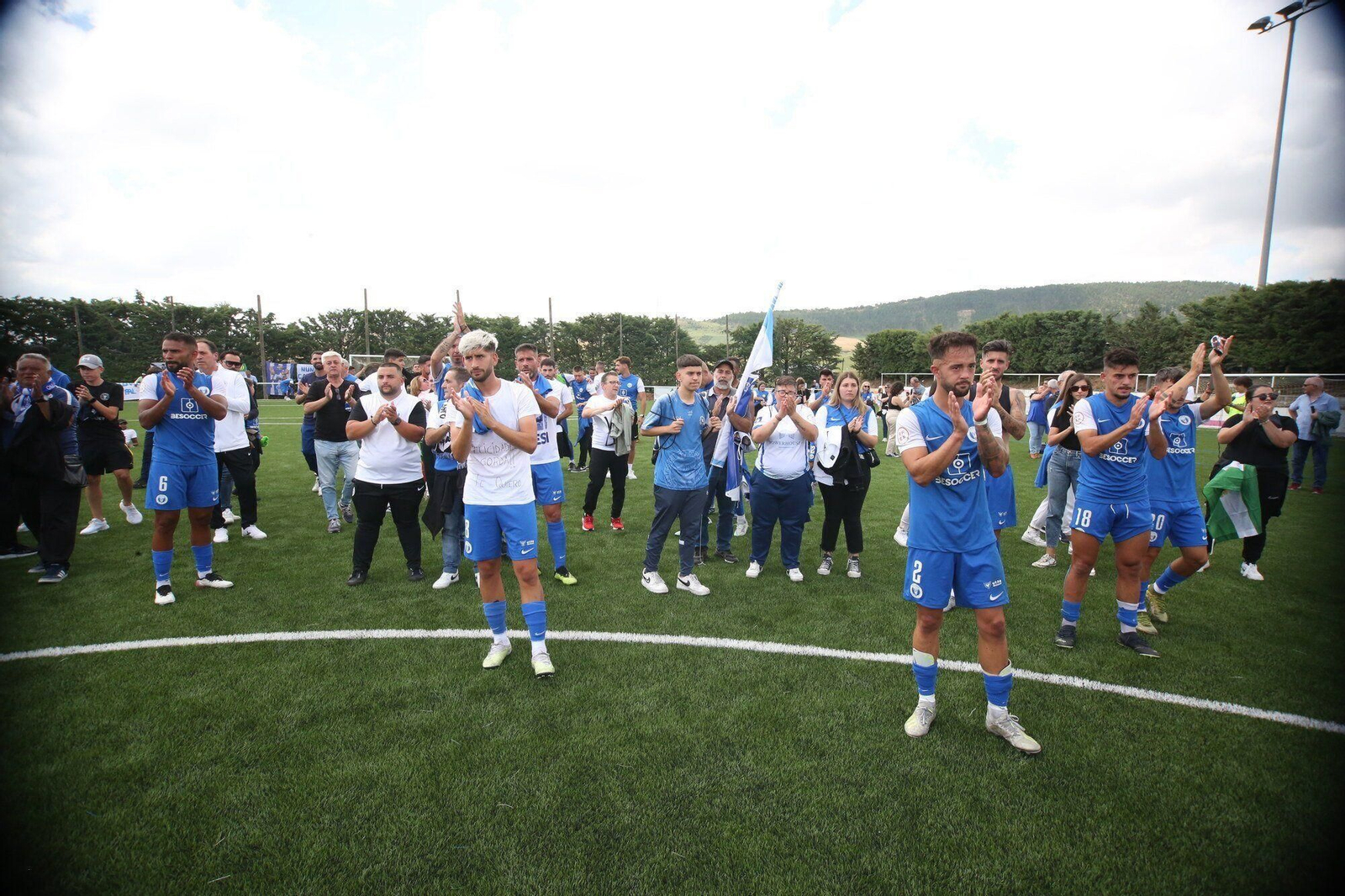 Los jugadores del CD El Palo responden a los aplausos de la afición local tras ascender en Navarra Los jugadores del CD El Palo responden a los aplausos de la afición local tras ascender en Navarra