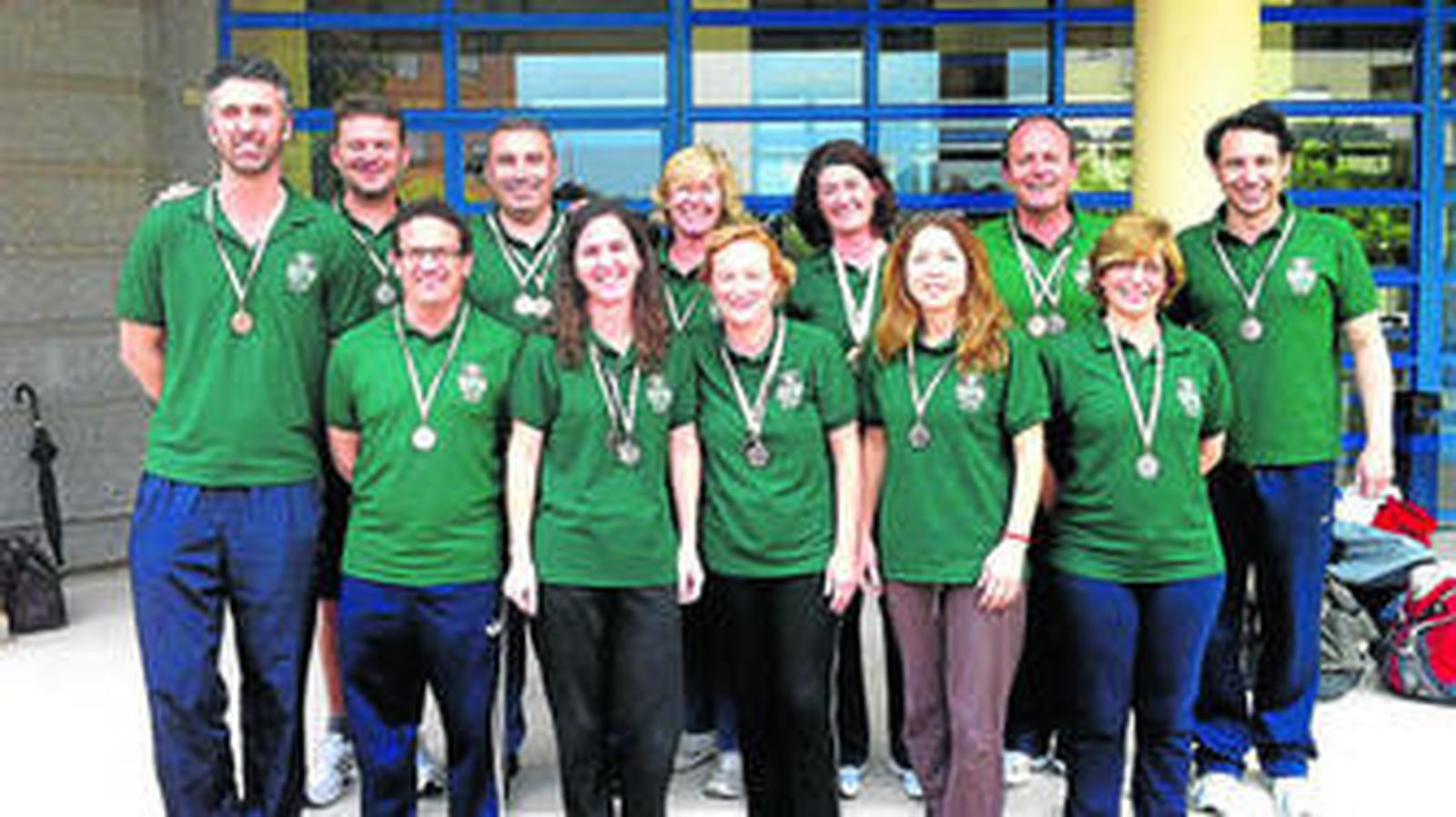 Los componentes del equipo máster del CN San Fernando posan en la puerta del complejo algecireño.