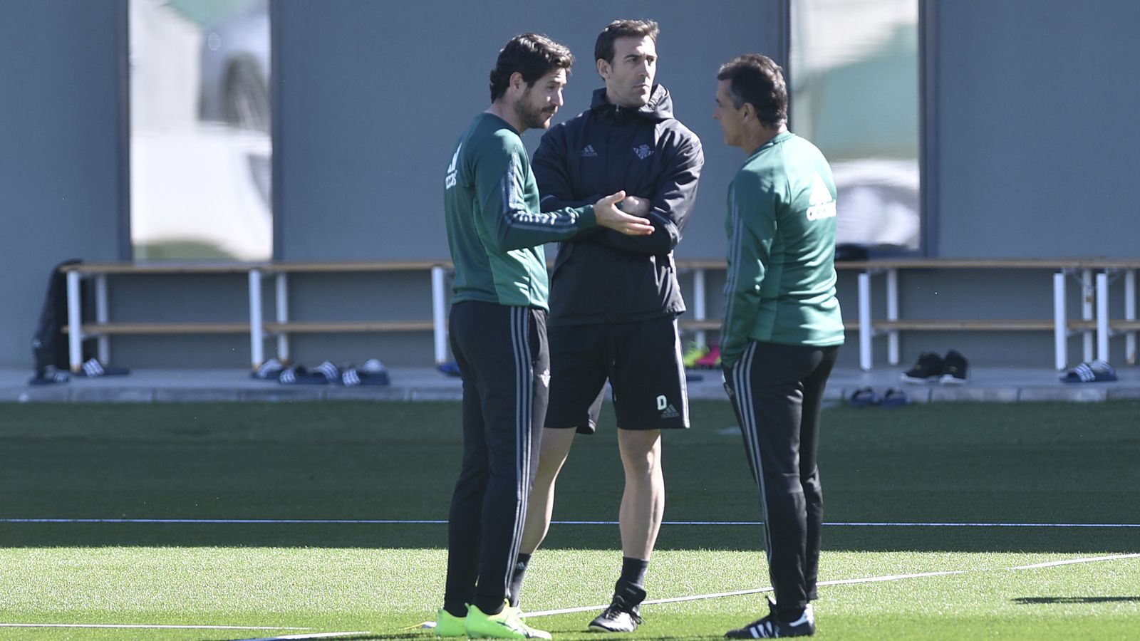 Víctor habla con parte de su equipo  de trabajo durante un entrenamiento.
