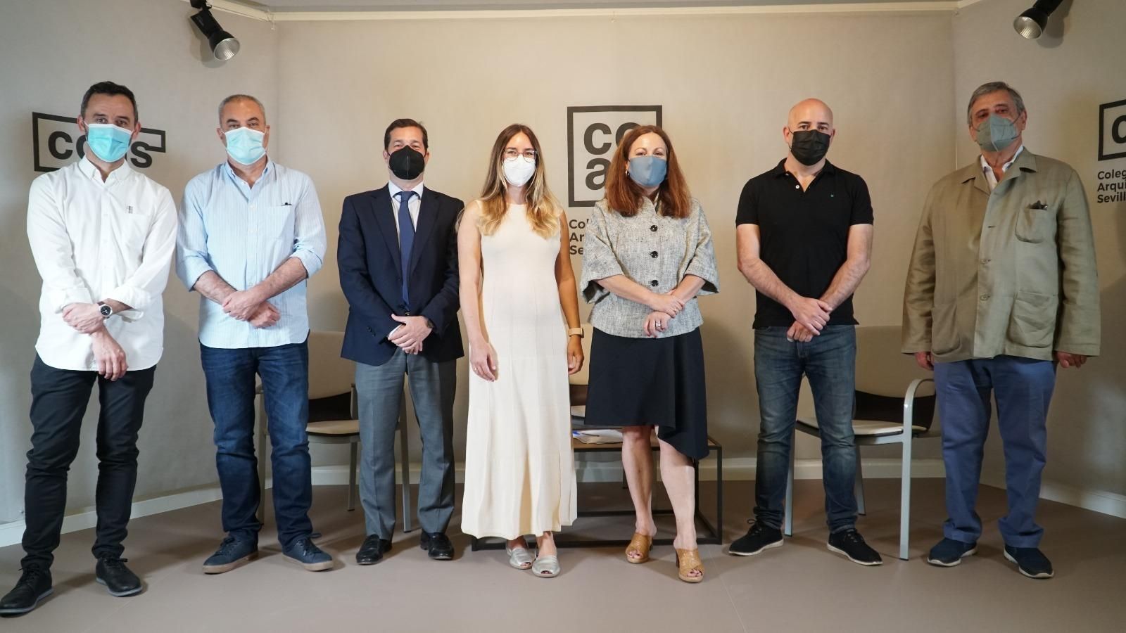 De izquierda a derecha: Pablo Millán (vocal de publicaciones del COAS), Juanma G. Nieto (vocal de actividades del COAS), Alejandro Durendes (gerente de FIDAS), Manuela González (hija del arquitecto AGCordón), Cristina Murillo (decana del COAS), Antonio González (hijo del arquitecto AGCordón) y Víctor Pérez Escolano (doctor arquitecto y catedrático de la ETSAS).