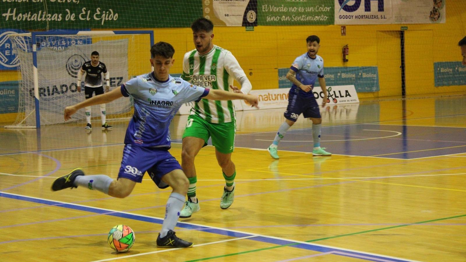 Una acción de uno de los encuentros frente al filial verdiblanco del pasado curso.