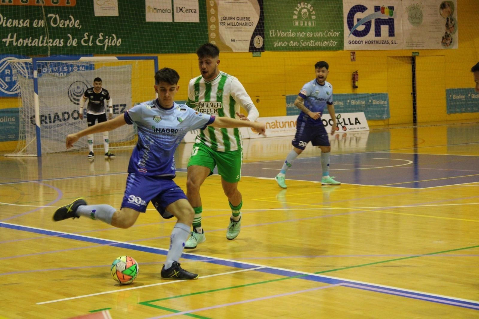 Adrián busca un pase interior en el partido contra el Real Betis B.