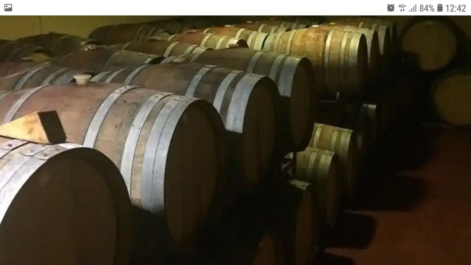 Barricas de las bodegas sevillanas donde han madurado los caldos de uvas Syrah y Cabernet Franc para la elaboración de este vino.