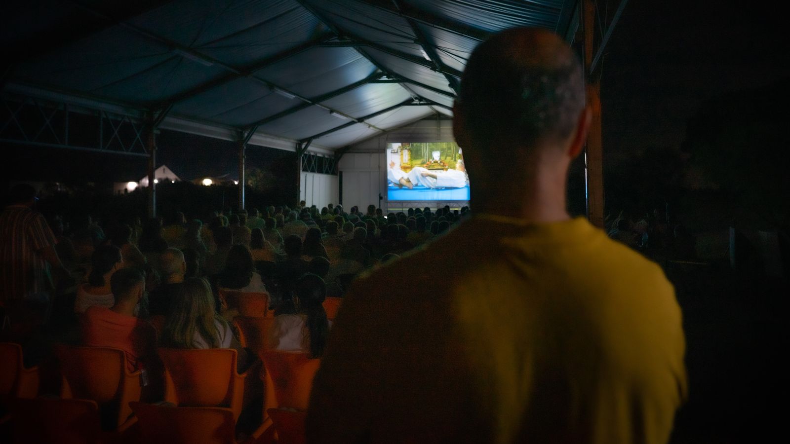 El aforo del cine de verano de Los Toruños se completó para conocer un trabajo que transmite pasión por el Cádiz C. F.