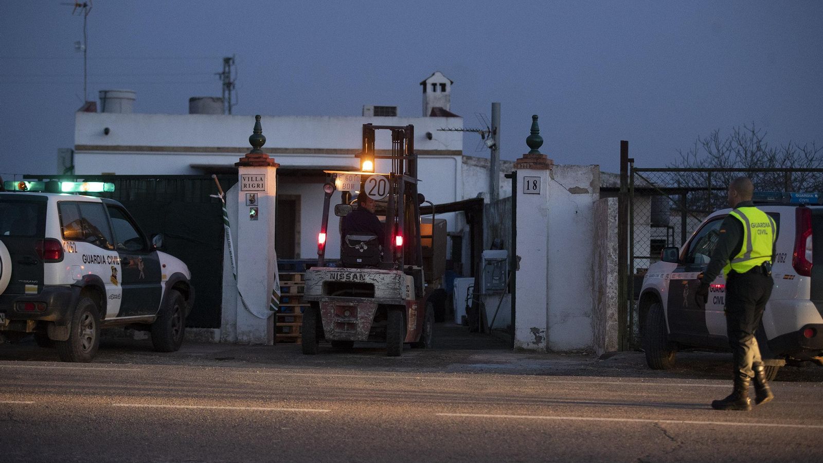Una carretilla saca las cajas de la casa.