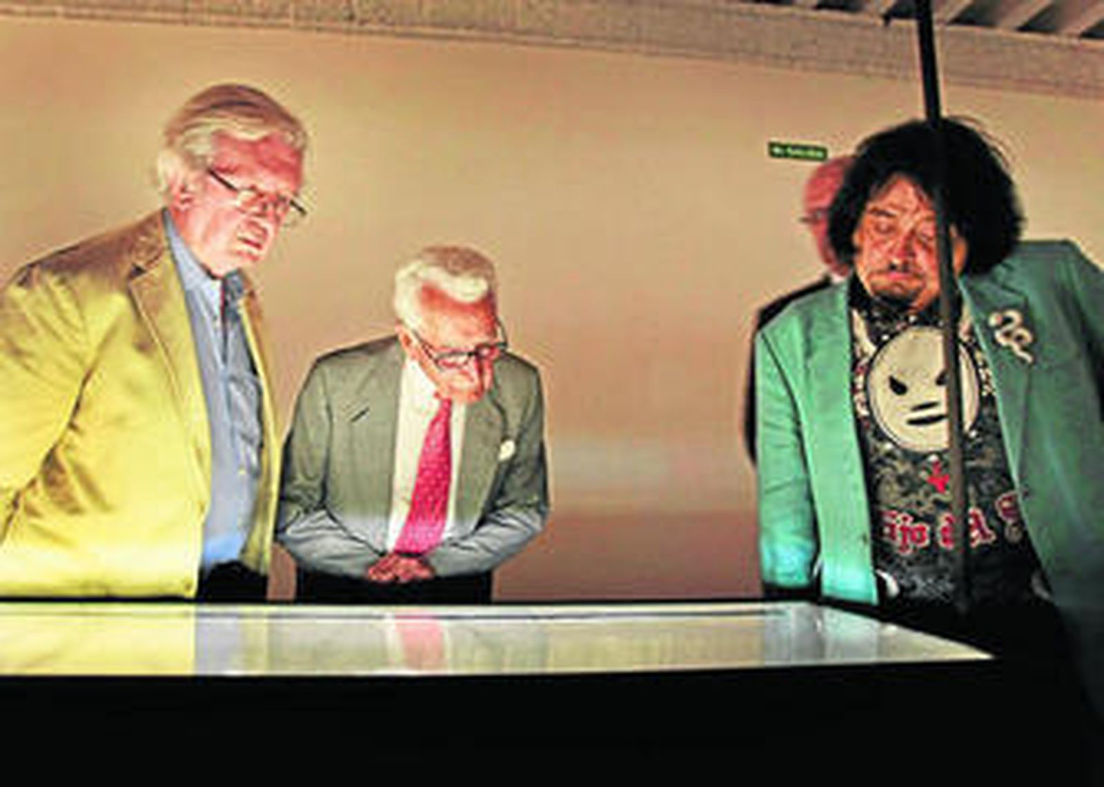 El productor Miguel Ángel Arenas 'Capi', presente en la inauguración, contempla una de las mesas expositivas.