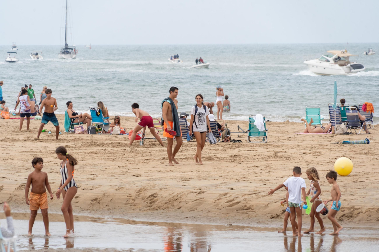 La mañana nublada en las playas de El Portíl