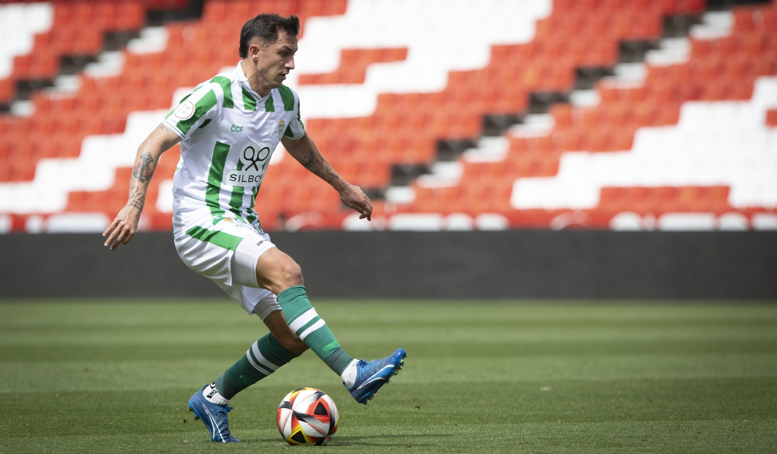 Carracedo controla el balón en la visita del Córdoba CF al Recreativo Granada.
