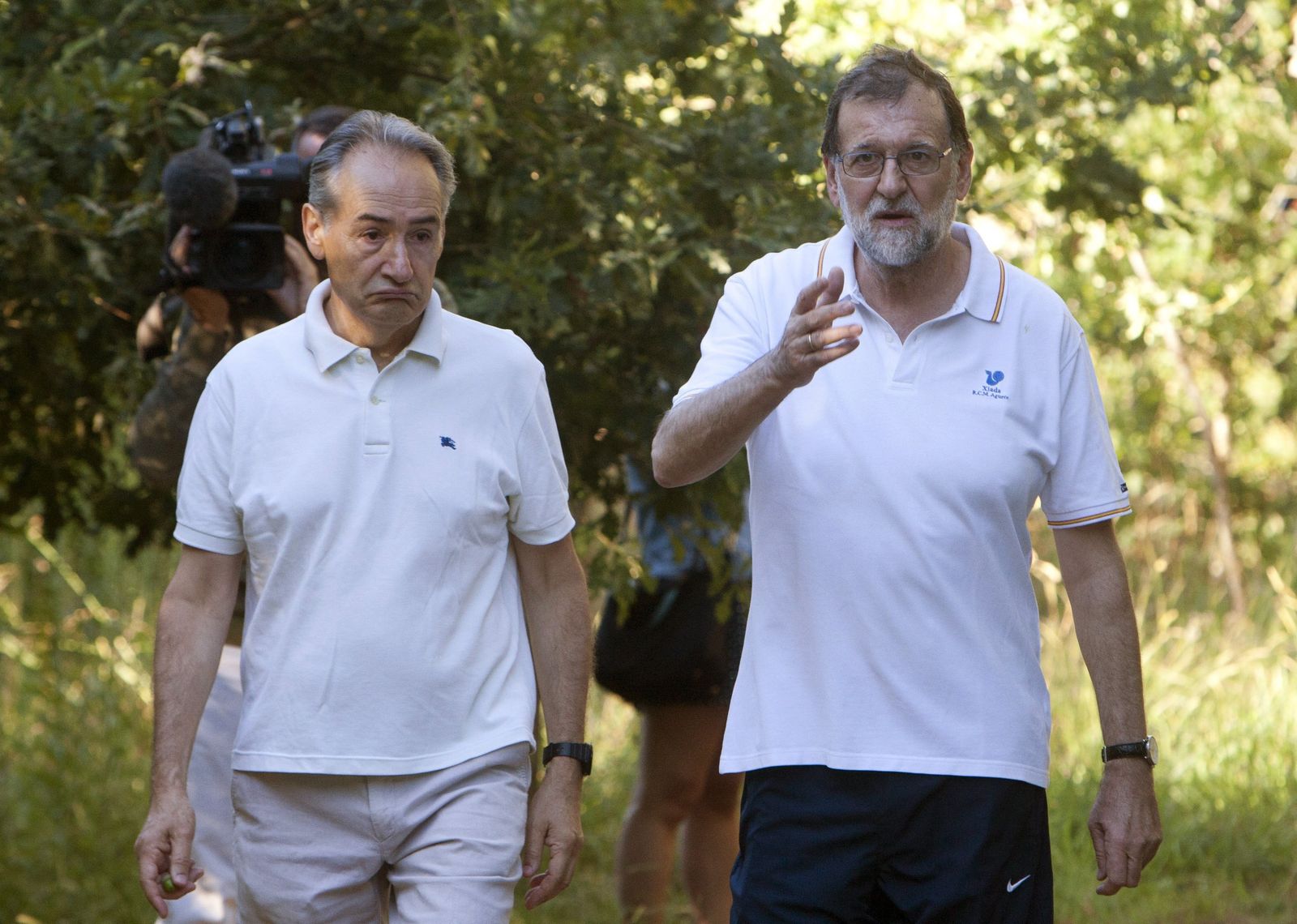Rajoy, a la derecha, haciendo deporte en el inicio de sus vacaciones.