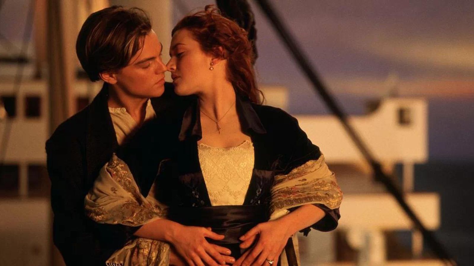 El beso de Leonardo DiCaprio y Kate Winslet en Titanic.