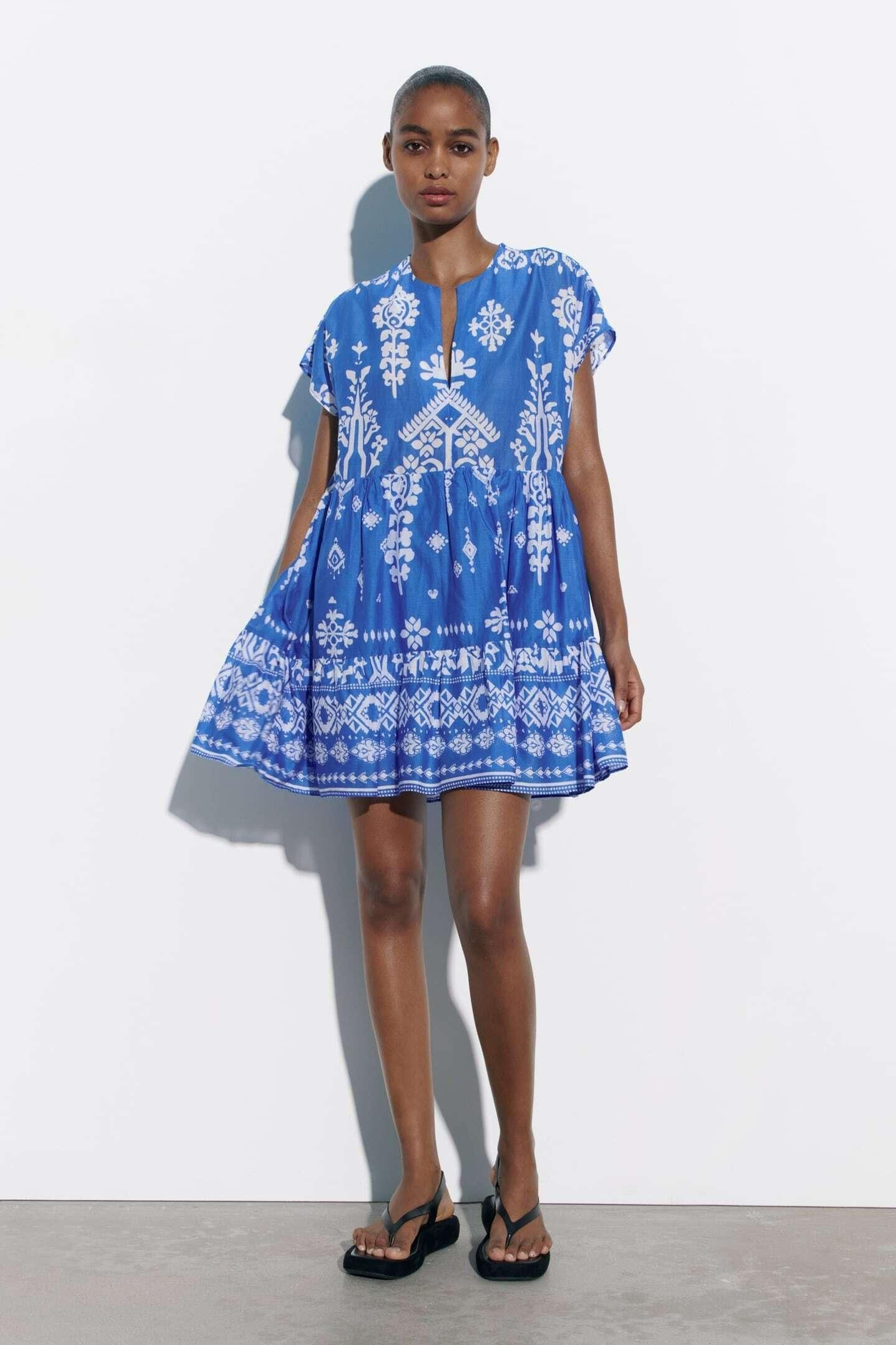 Vestido corto estampado de Zara.