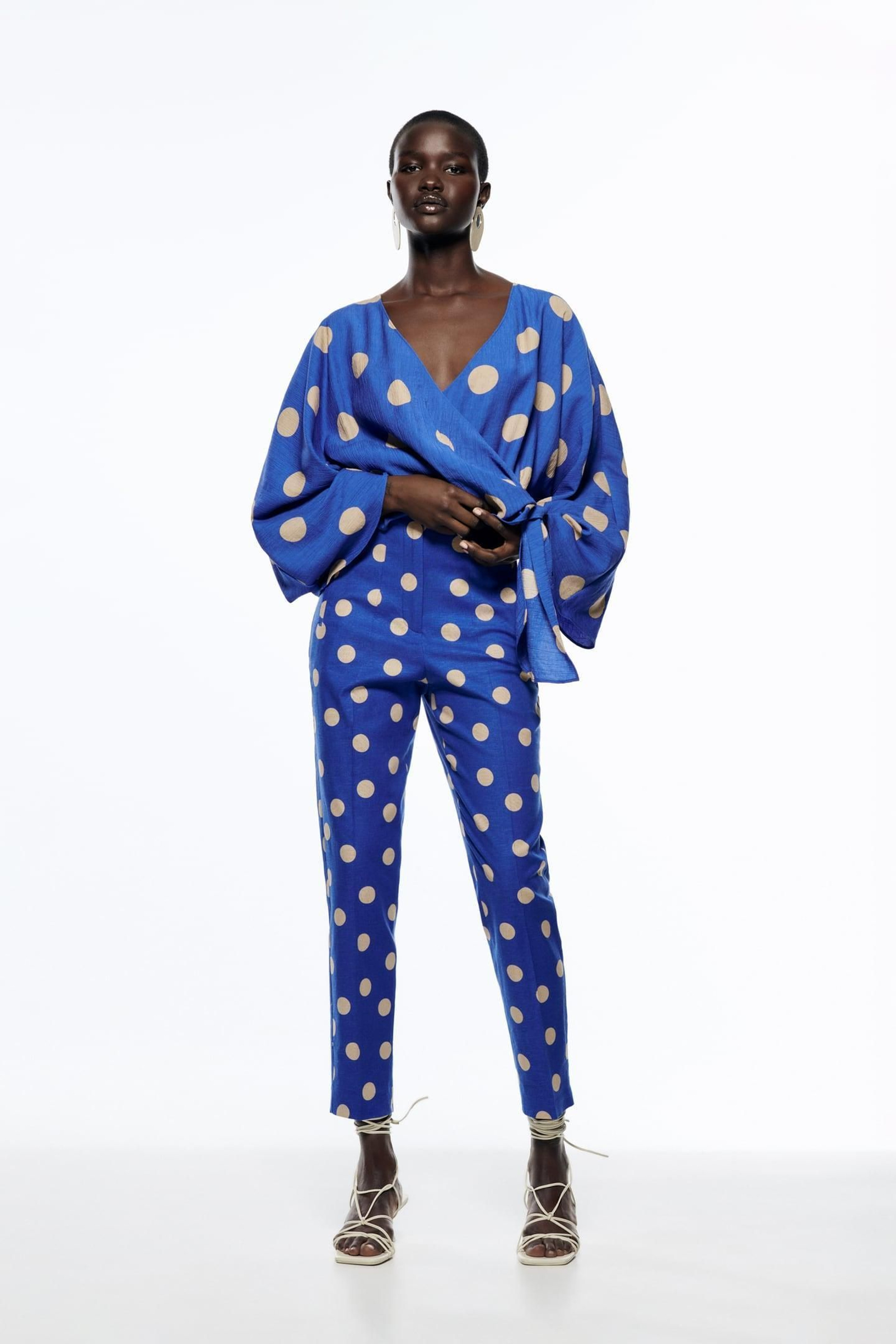 Conjunto de lunares azul de Zara.