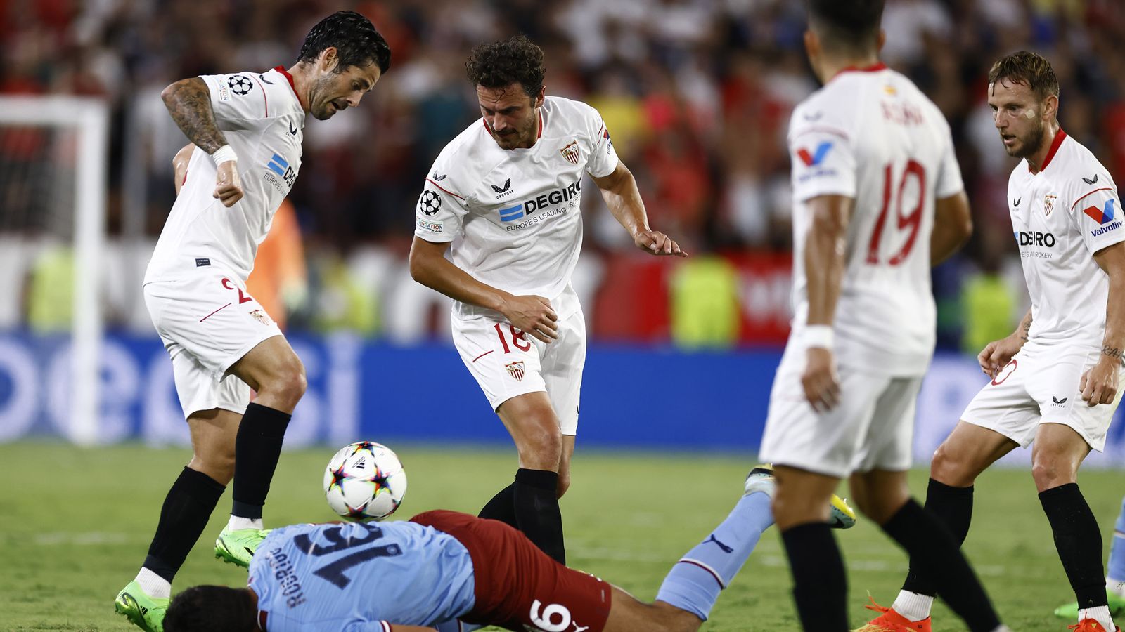 Isco trata de robarle el balón a Rodri.