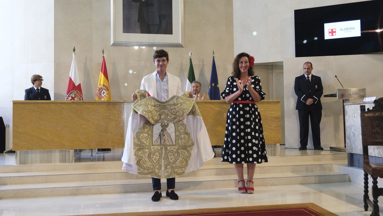 Imágenes de la entrega del Capote de Paseo a Jorge Martínez