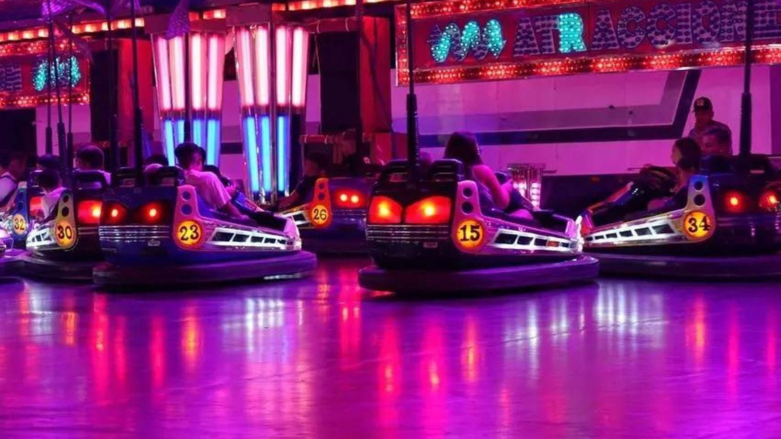 Niños disfrutando de las atracciones.