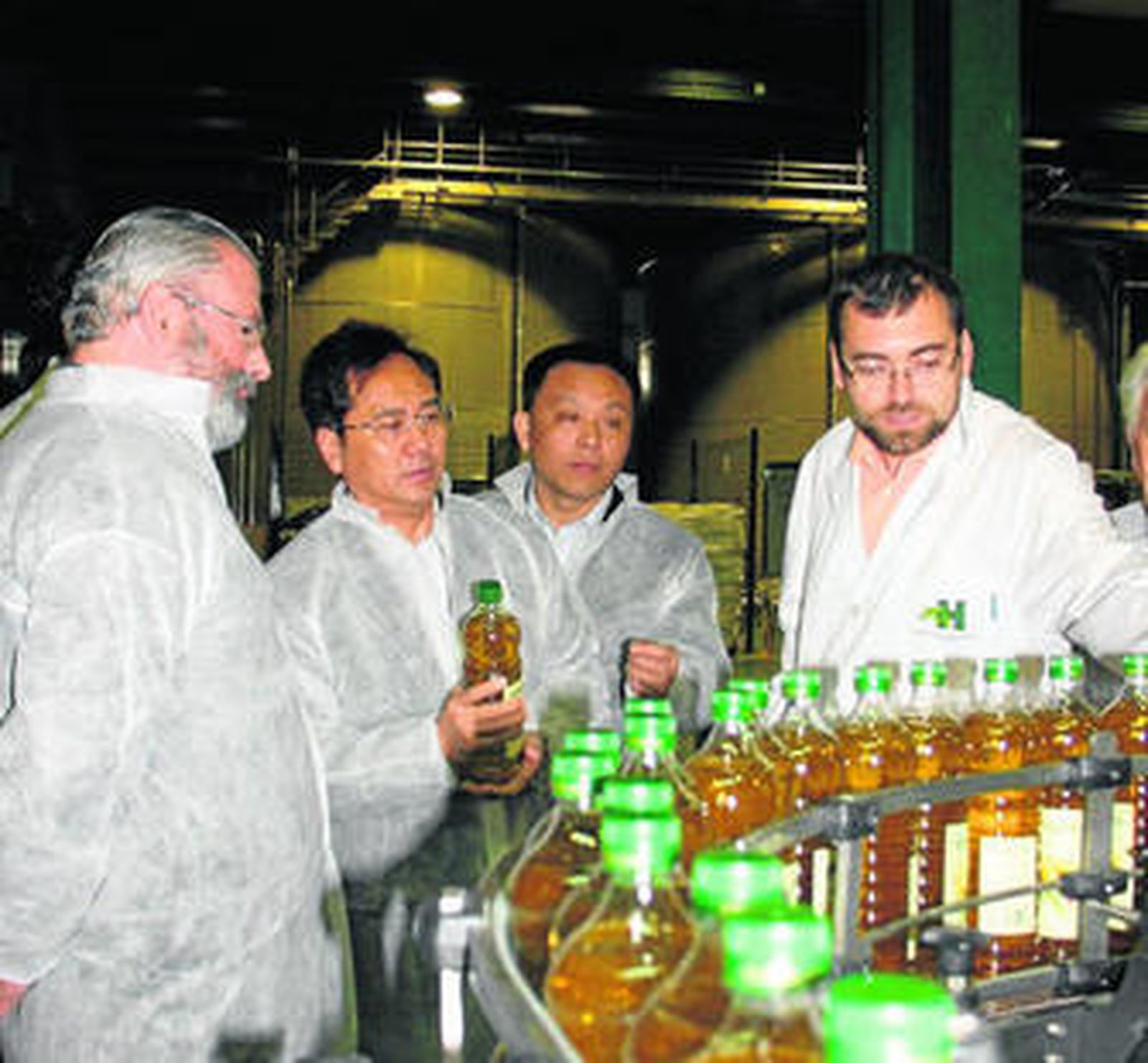 Visita de una delegación china a las instalaciones de la envasadora del Grupo Hojiblanca.