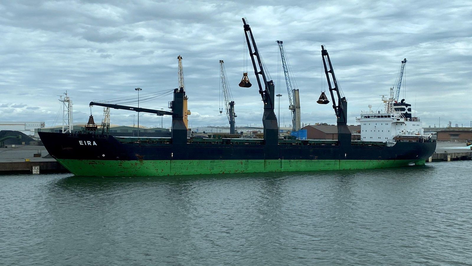 Un granelero irlandés en plenas labores de descarga en el Muelle Ingeniero Juan Gonzalo.