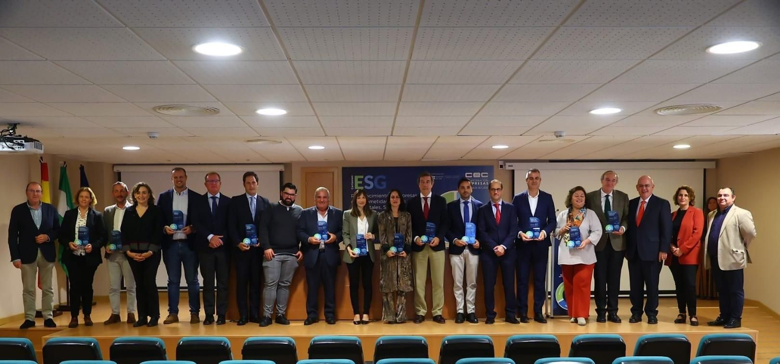 Responsables de las empresas galardonadas junto a representantes de la CEC. Responsables de las empresas galardonadas junto a representantes de la CEC.