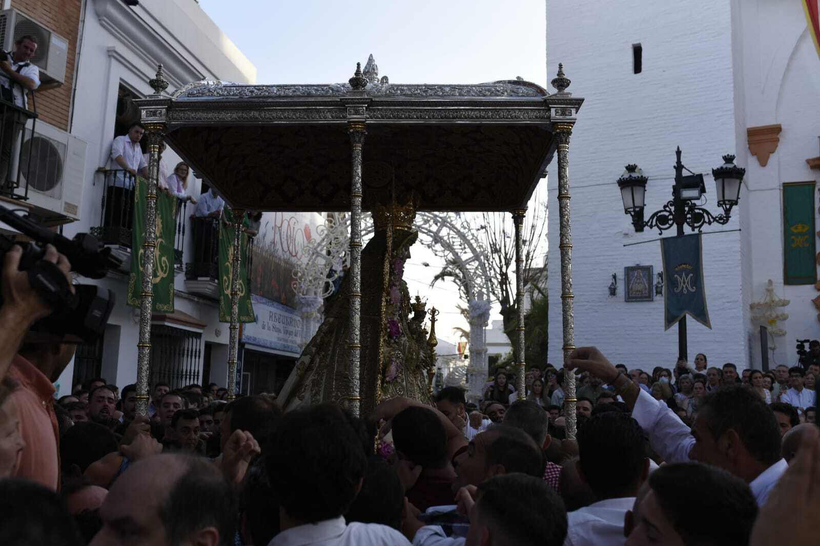 La Virgen del Rocío avanza por las calles de Almonte, en imágenes