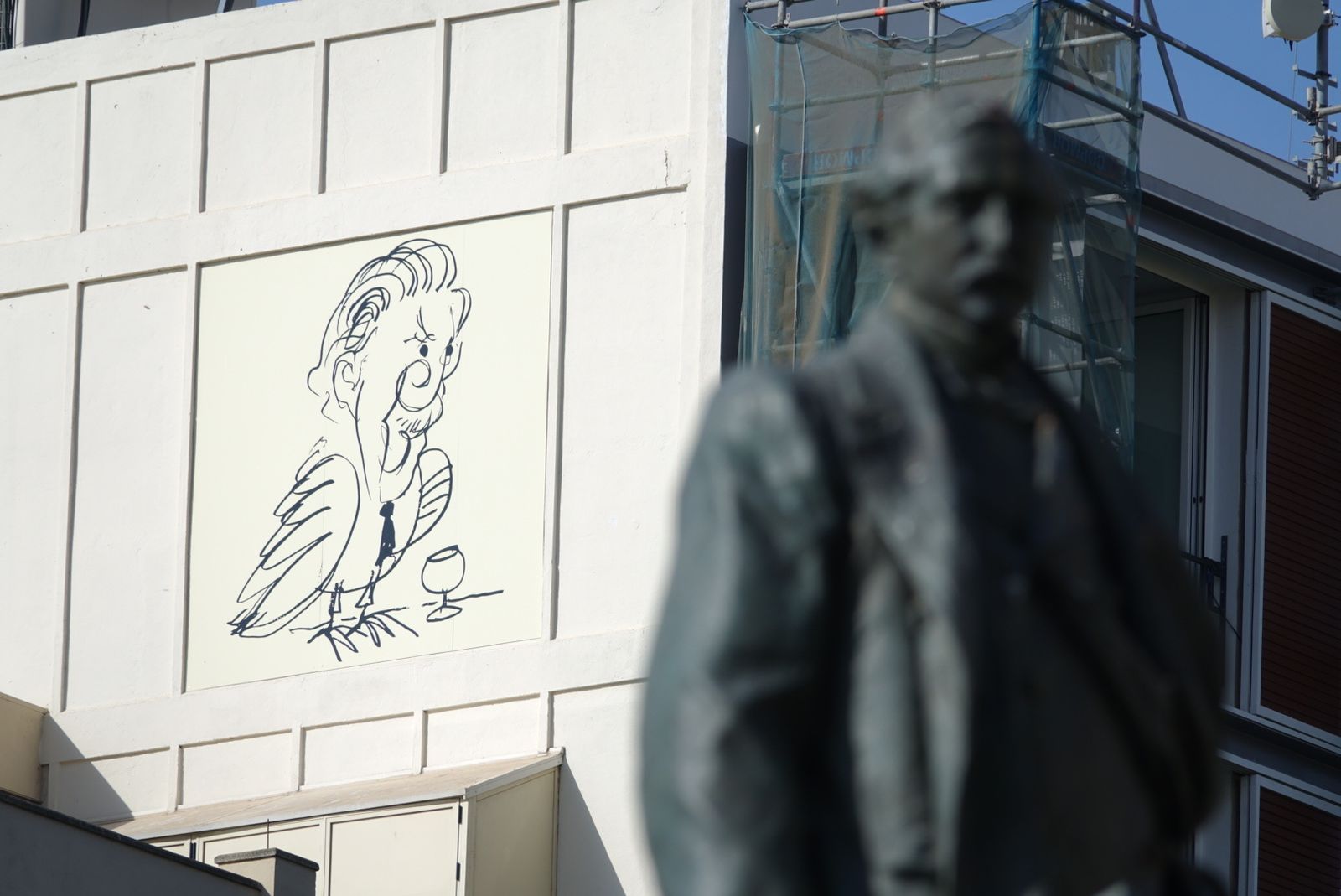 El escritor observa, representado como un búho, al Marqués de Larios.