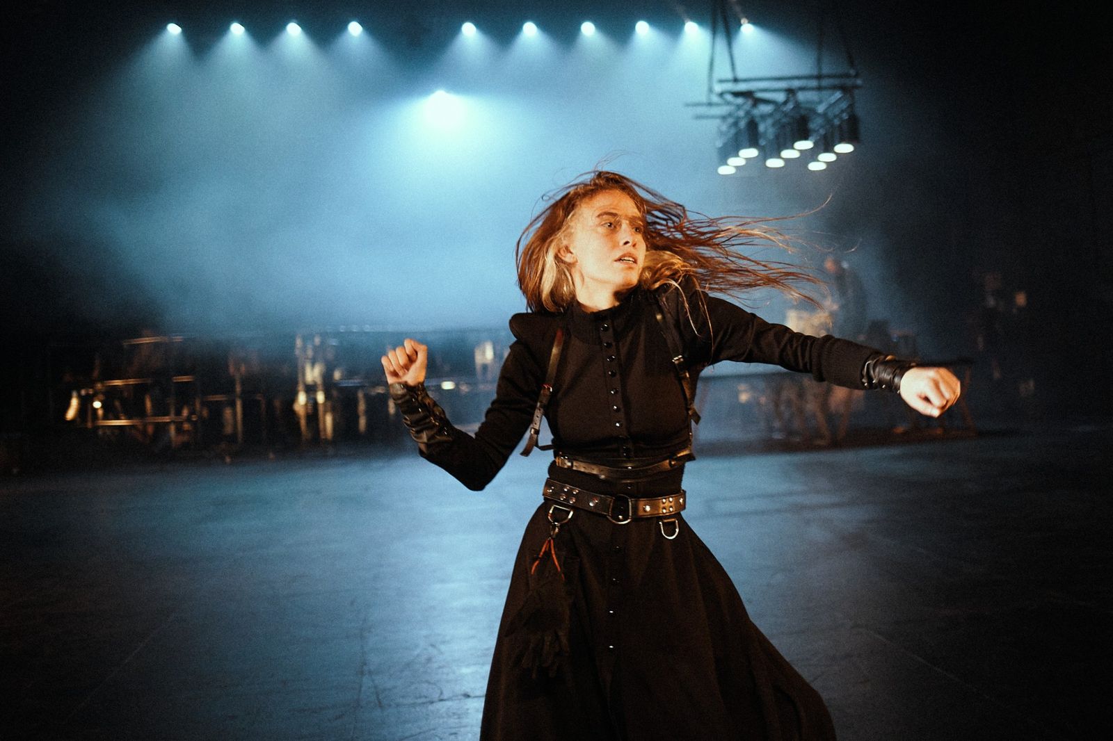Luna Sánchez en una escena de la obra ‘Luz sobre la cosas’.