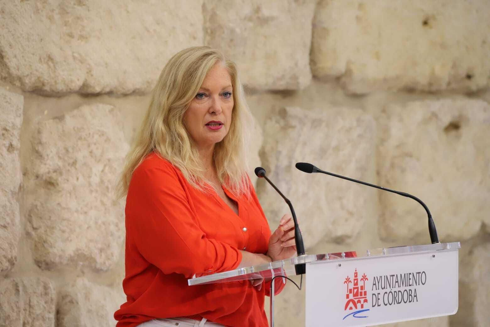 La portavoz de Podemos, Cristina Pedrajas, durante la rueda de prensa donde ha hecho el anuncio.