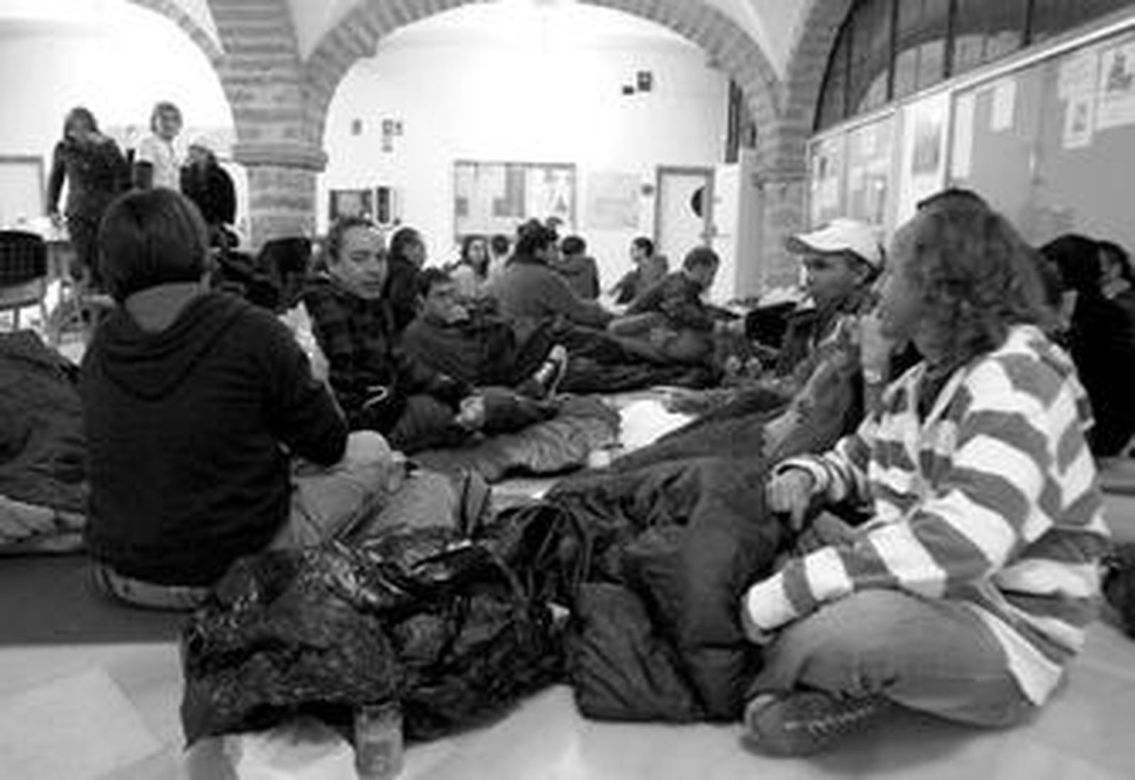 Los alumnos con sus sacos de dormir, anoche en Filosofía y Letras.