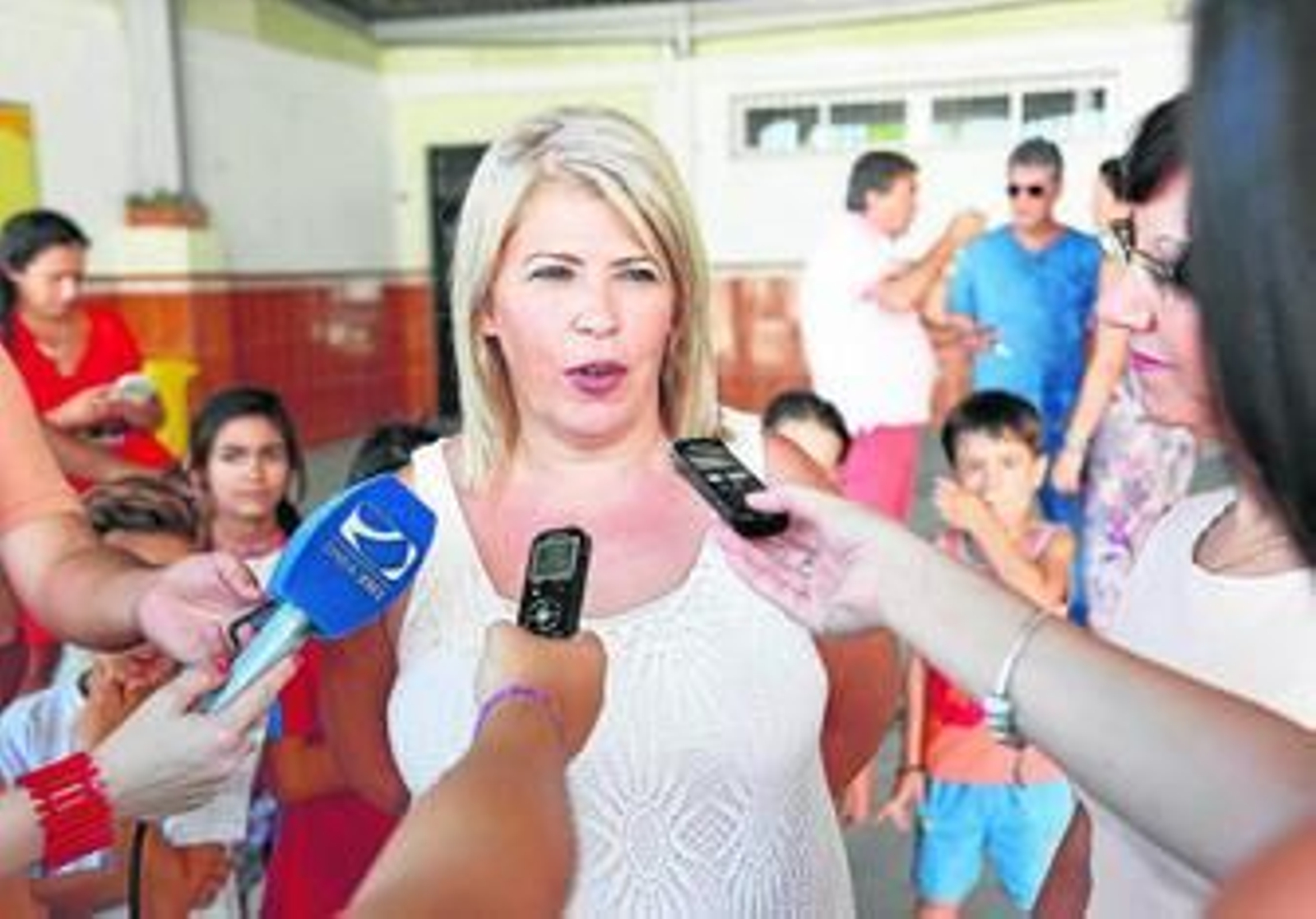 La alcaldesa, Mamen Sánchez, ayer durante una visita al colegio San Juan de Dios.