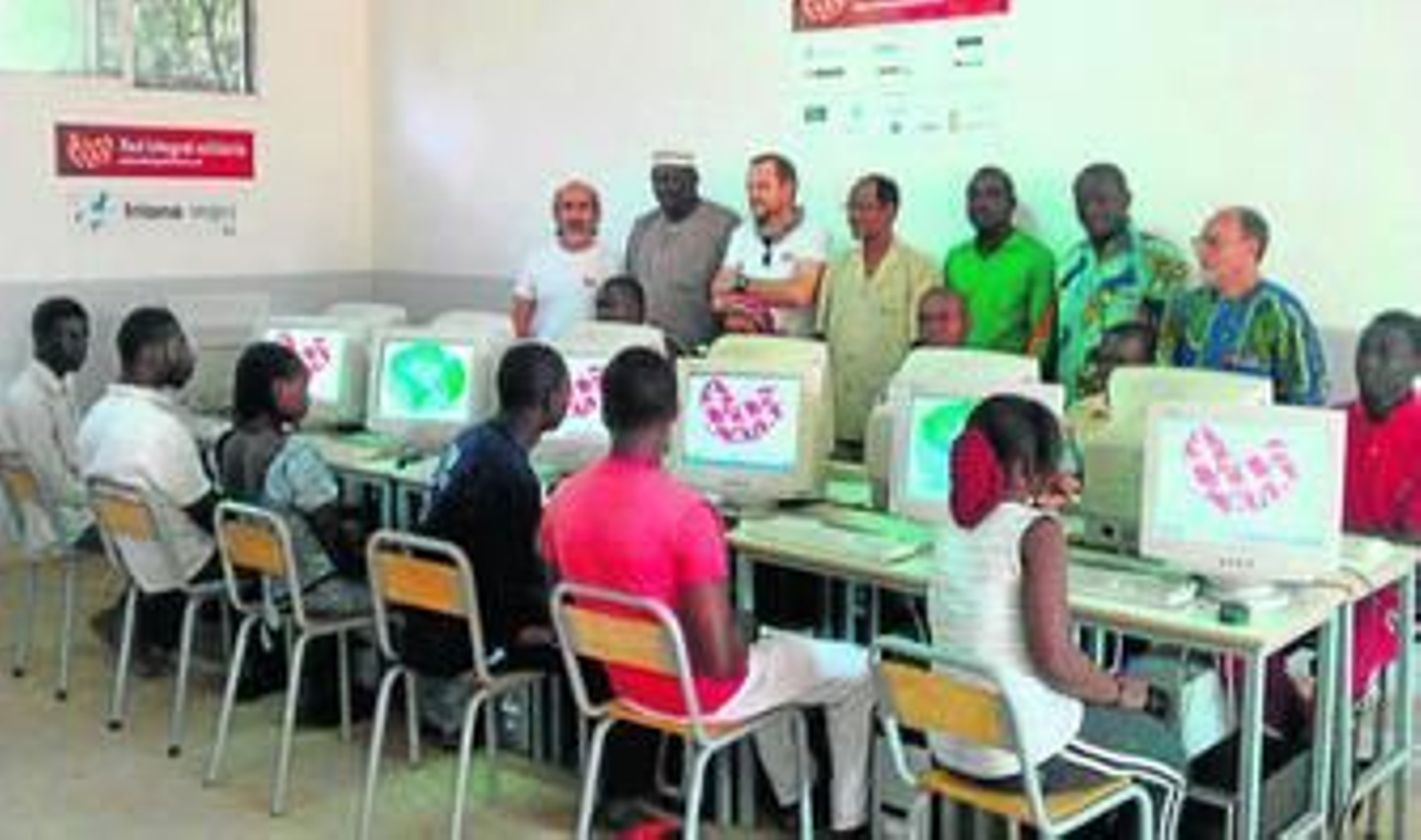 Primera fase del aula informática montada por Red Integral Solidaria en Nara, Malí, a finales de 2011.
