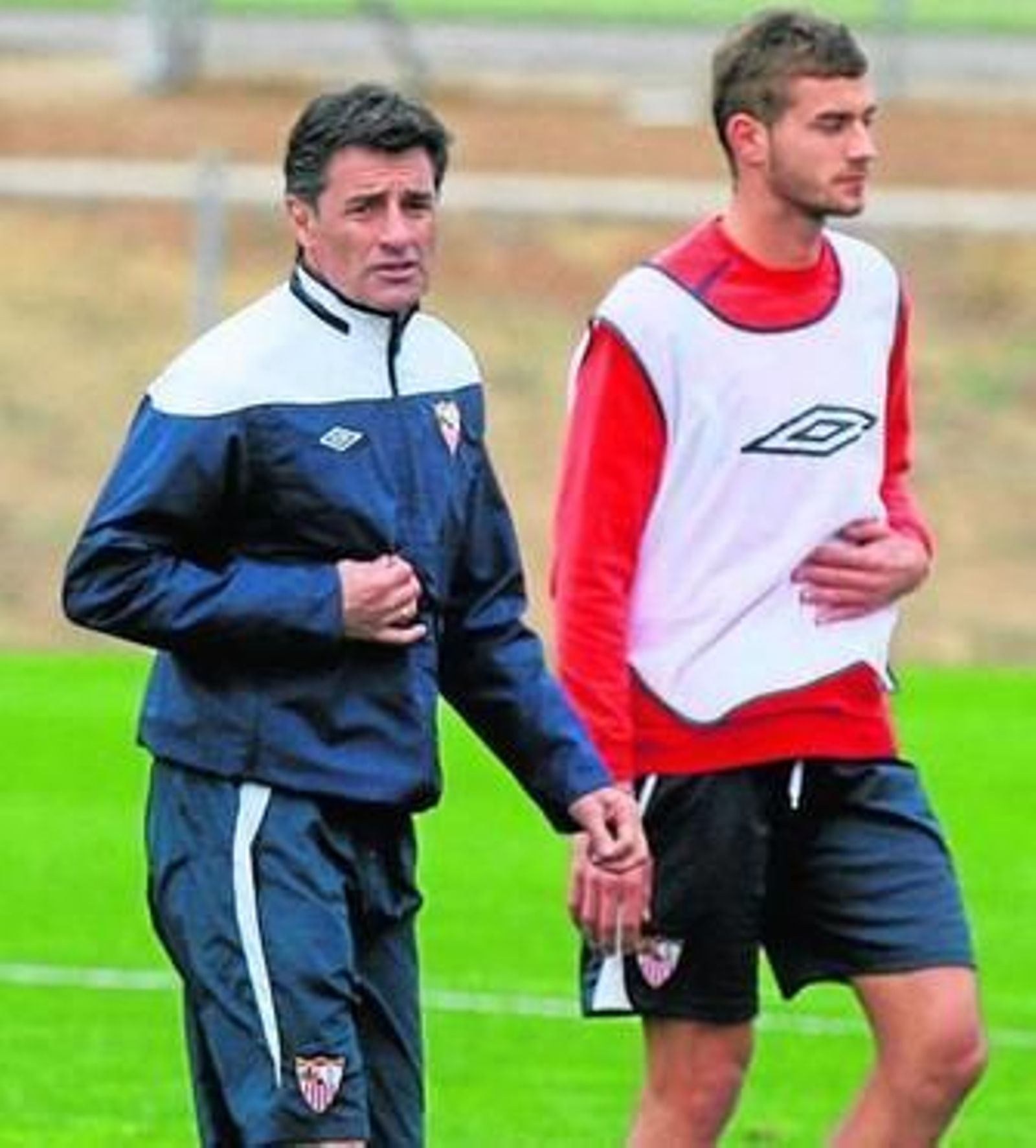 Míchel vigila el entrenamiento junto a Álex Rubio.