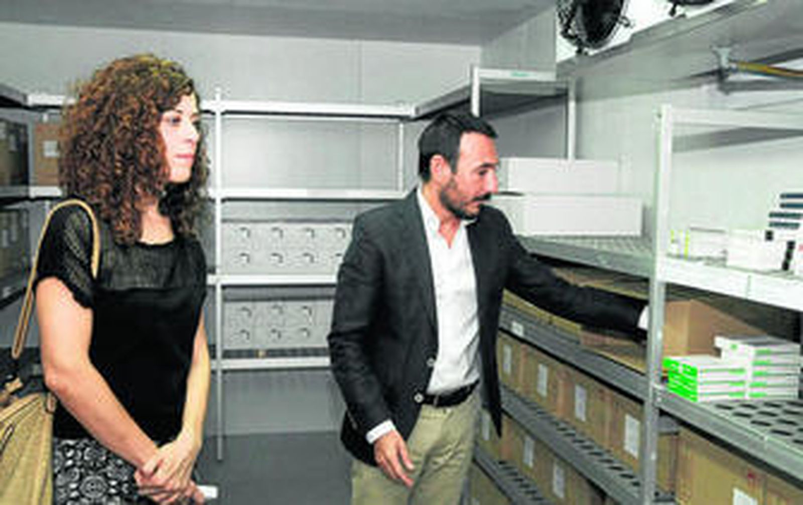 Miriam Alconchel y Fernando López Gil, ayer en la Plataforma Logística Sanitaria.
