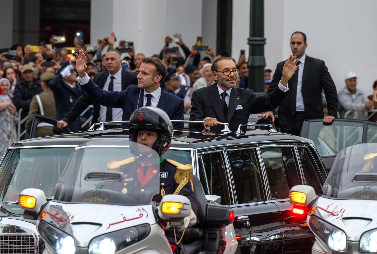 El presidente francés, Emmanuel Macron, y el rey de Marruecos, Mohamed VI, este lunes en Rabat.