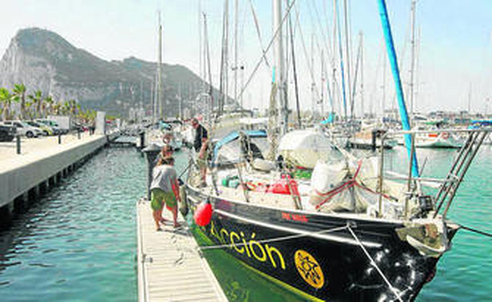 El velero ecologista, ayer, en el puerto de La Alcaidesa.
