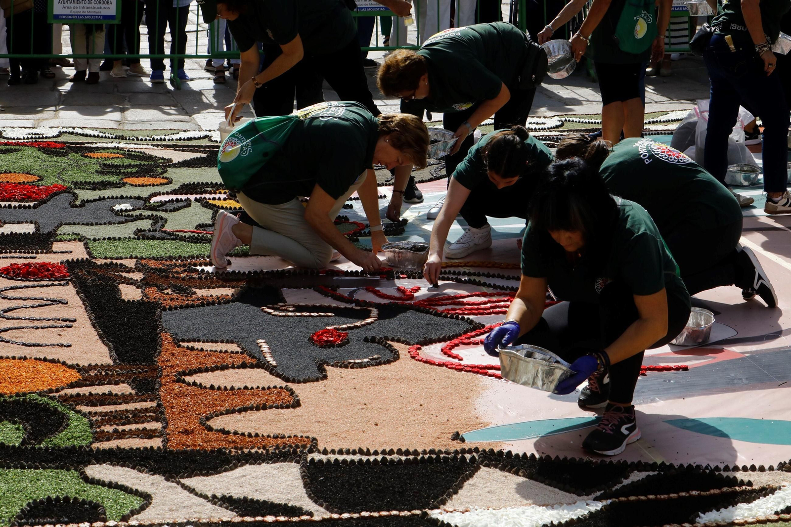 Las imágenes de la espectacular alfombra floral inspirada en Romero de Torres